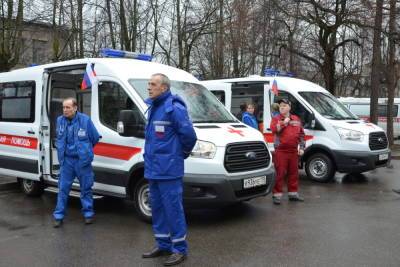 В День работников скорой помощи Петербург окрасился красным и синим