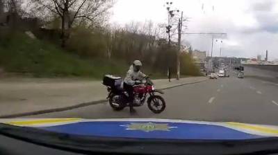 В Киеве полицейский голыми руками поймал водителя мотоцикла во время погони на авто