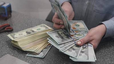 Утекай: россияне забирают валюту из банков