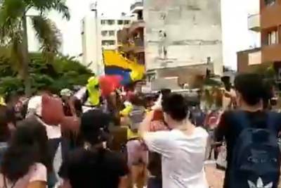 В Колумбии манифестанты снесли памятник экс-президенту Борреро