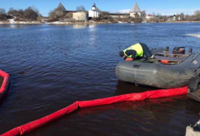 Росприроднадзор обязал владельца поднять затонувшее судно из реки Волхов