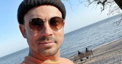 Обнаженный Андрей Бедняков в ванной прикрыл интимное место фикусом