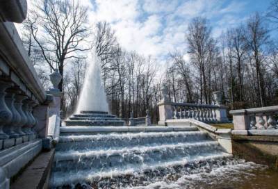 "Петергоф" показал заснеженные фонтаны в апреле