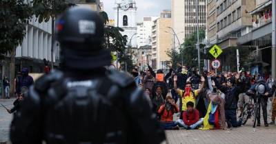 В Колумбии во время массовых беспорядков пострадали 42 полицейских