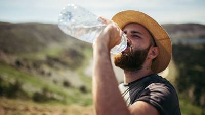 Мясников развеял миф о необходимости пить воду литрами