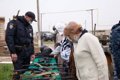 Астраханским пенсионером приглянулось оружие