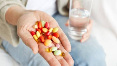 Итальянский ученый перечислил витамины для профилактики тяжелых форм COVID-19