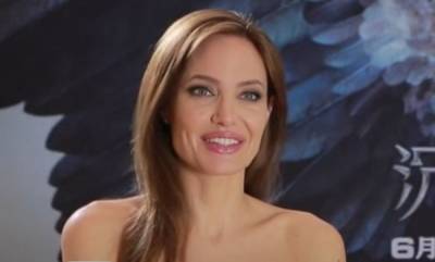 Анджелина Джоли в наряде с блестками подчеркнула декольте удачным образом: "Нужно еще ближе"