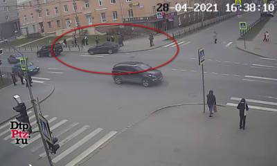 В Петрозаводске автомобиль снес знак на тротуаре и чуть не сбил пешеходов