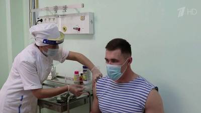 Среди российских граждан продолжается массовая вакцинация