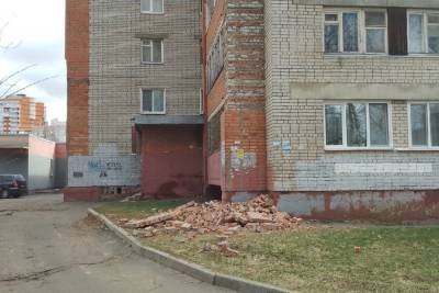 В Ярославле в Брагино начала разваливаться девятиэтажка