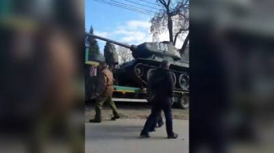 В Пензе танк Т-34 возвращают на постамент на ул. Карла Маркса