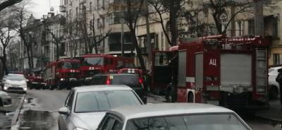 В жилом доме в центре Одессы вспыхнул подъезд, началась эвакуация людей: кадры ЧП