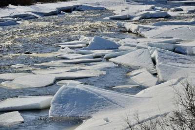 На реках Мурманской области на три недели раньше тронулся лед