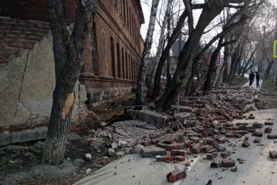 Стена психбольницы рухнула в Новосибирске