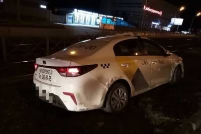 В Казани такси вылетело с дороги и перевернулось