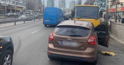 В Киеве на Севастопольской площади маршрутку развернуло поперек дороги из-за ДТП (видео)