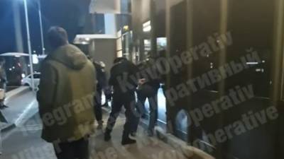 Вооружен пистолетом, гранатой и ножом: в Киеве возле McDonald's задержали агрессивного мужчину