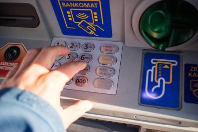 Россиянам рассказали об опасности погашения кредита через банкомат