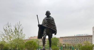 В Ереване подожгли памятник Ганди: предыстория и реакция мэрии