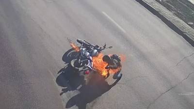 Мотоциклист вспыхнул после дорожного падения. Видео