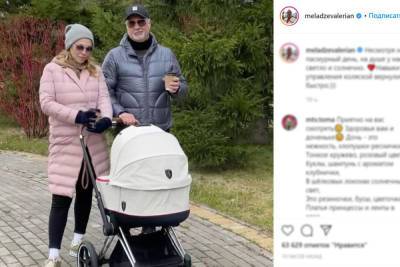 Валерий Меладзе прогулялся с новорожденной дочерью в коляске Ferrari