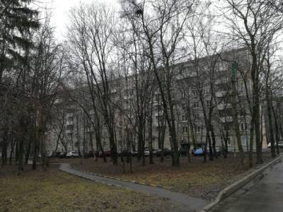 Подъезд дома эвакуировали в Москве из-за вооруженного автоматом жильца