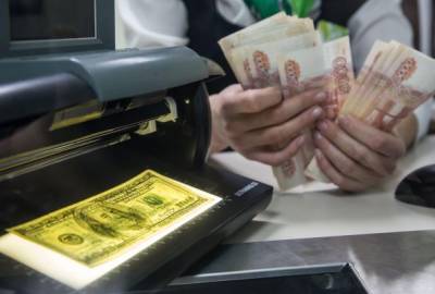 Эксперт рассказал о спекулятивных покупках рубля против доллара