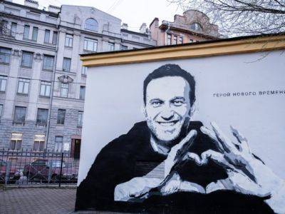 В Петербурге возбудили дело о "политическом вандализме" из-за граффити с Навальным