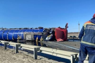 Авария нефтевоза в Саратовской области: из-за разлива нефти движение на федеральной трассе до сих пор затруднено