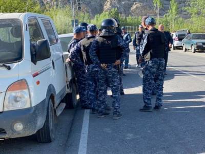 На границе Кыргызстана и Таджикистана произошли столкновения: обе стороны забрасывали друг друга камнями и устроили стрельбу