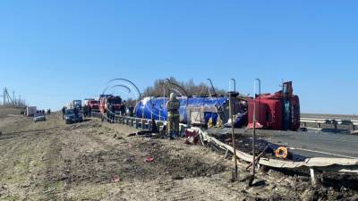 Несколько тонн нефтепродуктов разлилось по федеральной трассе в Саратовской области