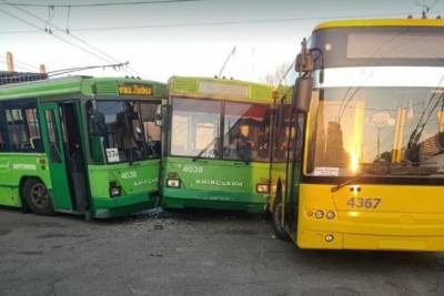 В Киеве в ДТП попали сразу три троллейбуса