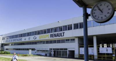 Во Франции работники завода Renault бастуют и взяли в заложники руководство предприятия