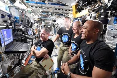 NASA и SpaceX задерживают возвращение на Землю астронавтов Crew-1