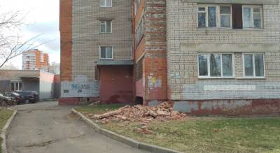 "Стало тепло, дом сбросил лишний кирпич": в Ярославле разваливается жилой дом