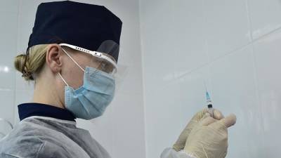 В российских регионах начали вакцинацию препаратом «КовиВак»