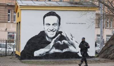 Полиция в Петербурге возбудила дело о вандализме за граффити с Навальным