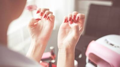 Российский врач предупредил об опасности изменения цвета и формы ногтей