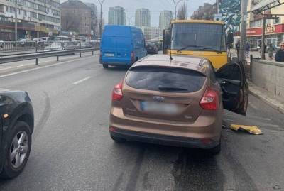 В Киеве иномарка врезалась в маршрутку, пострадала пассажирка автобуса