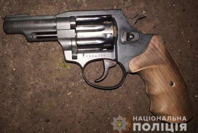 В Киеве неадекват угрожал пистолетом работникам и посетителям Макдональдса