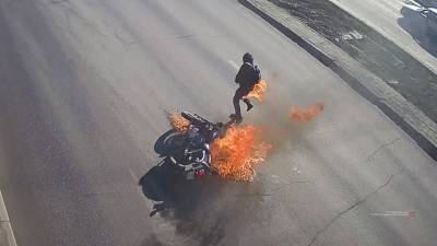 В Волгограде мотоциклист загорелся после ДТП — видео