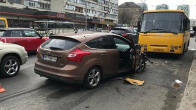 ДТП в Киеве на Севастопольской площади: столкнулись легковушка, маршрутка и грузовик