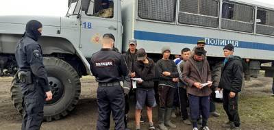 Полиция с ОМОНом устроила рейды по мигрантам, работающим в теплицах под Челябинском