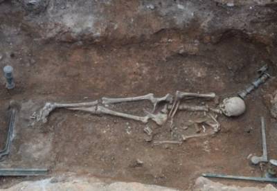 Археологи нашли гробницу с останками женщины, которую похоронили на кровати
