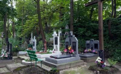 На Полтавщине школьницы устроили обнаженную фотосессию на кладбище