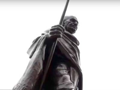 Мэрии Еревана пришлось оправдываться за поджог памятника Ганди, «отрицавшему геноцид армян»