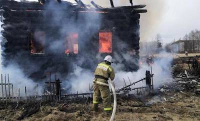 В окрестностях Тюмени загорелись два дома