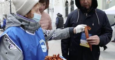 На улицах Москвы волонтёры начали раздавать георгиевские ленточки
