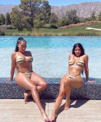 Как спасательницы Малибу: красивые Ким Кардашьян и Ла Ла Энтони в полосатых купальниках отдыхают у воды
